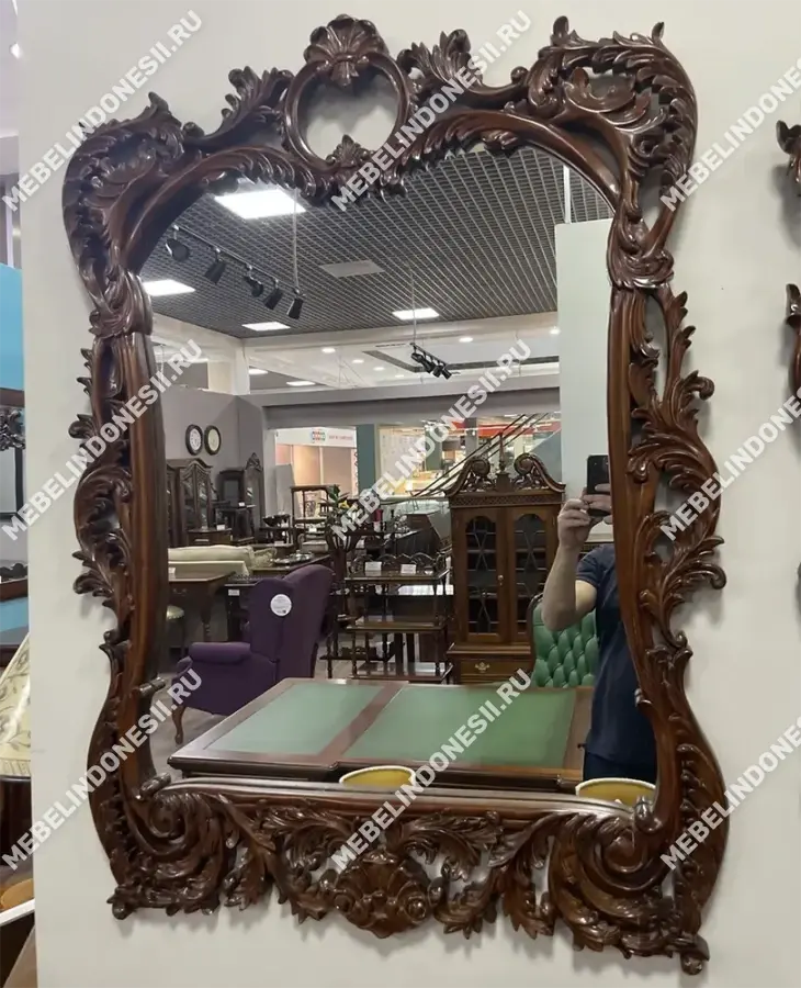 Зеркало в резной деревянной раме  