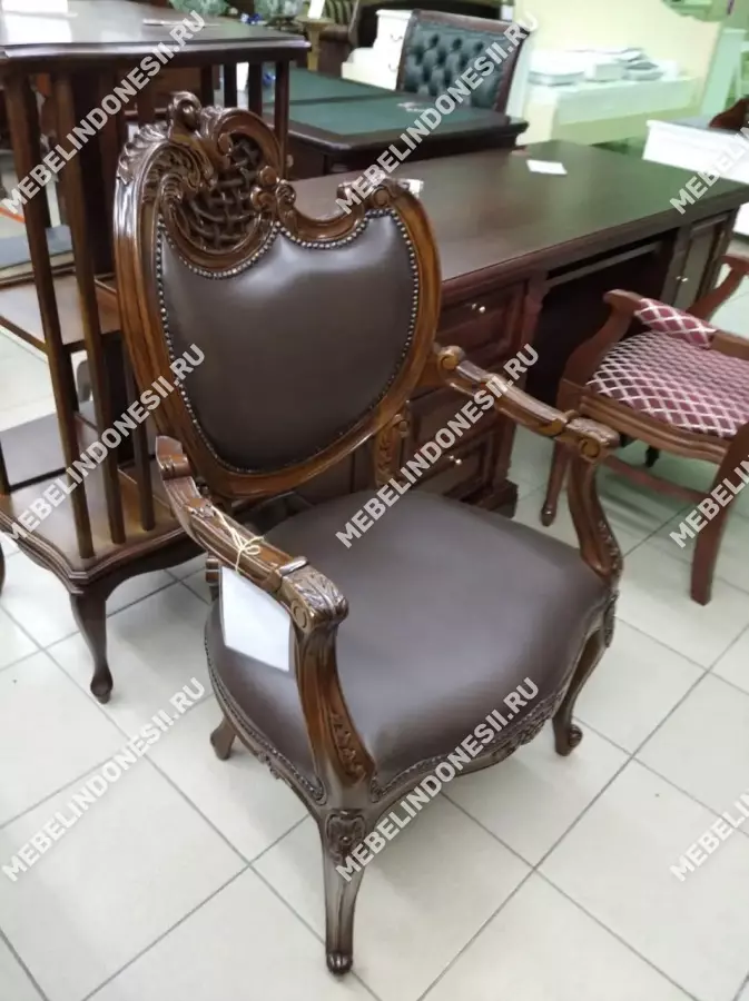 Кресло резное кожаное Brown L  