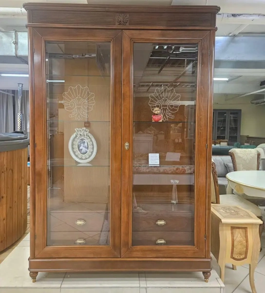Витрина 2х дверная "Бурбон" Слоновая кость BJ908B  купить в интернет магазине Мебель из массива. Звоните +7 495 961-63-63 Витрины из массива дерева